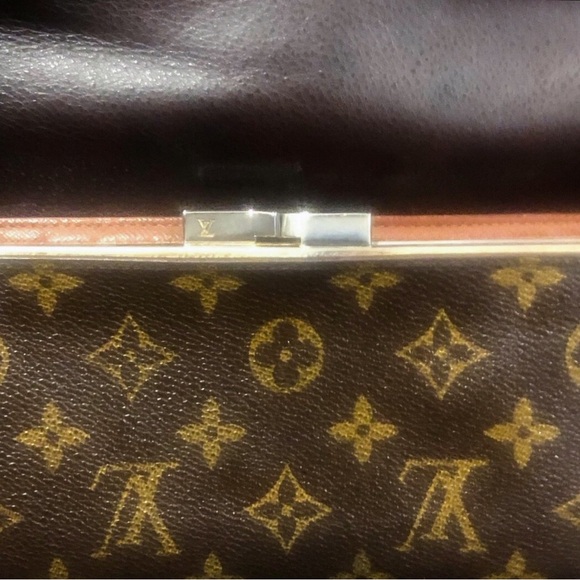 LOUIS VUITTON Monogram Kisslock Bifold Full Length Wallet Clutch - Picture 4 of 17